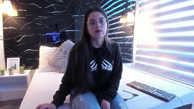 Snapshot of ZOE_LE chatting on October 2025 11:39:02 AM ZOE LE online show from October 2025 11:39:02 AM