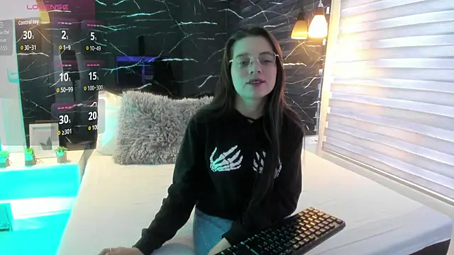 Snapshot of ZOE_LE chatting on November 2025 11:53:01 AM ZOE LE online show from November 2025 11:53:01 AM