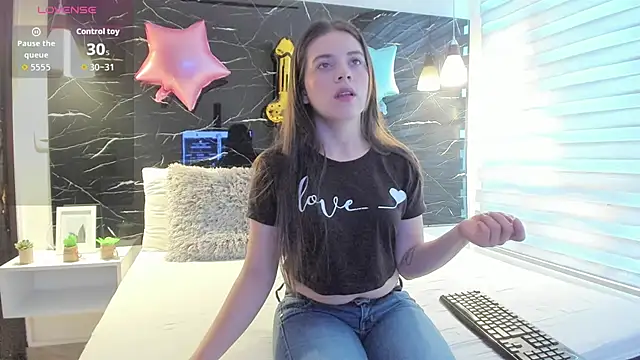 Snapshot of ZOE_LE chatting on December 2025 11:37:01 AM ZOE LE online show from December 2025 11:37:01 AM