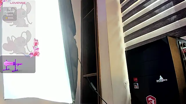 Caroline Millerr online show from November 2025 08:08:02 PM