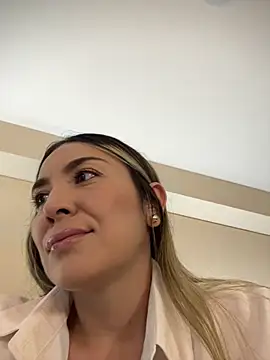 Snapshot of Mariana_gom chatting on April 2026 12:21:02 PM Mariana gom online show from April 2026 12:21:02 PM