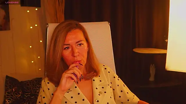 Snapshot of DonnaSmitth chatting on October 2025 03:55:02 PM DonnaSmitth online show from October 2025 03:55:02 PM