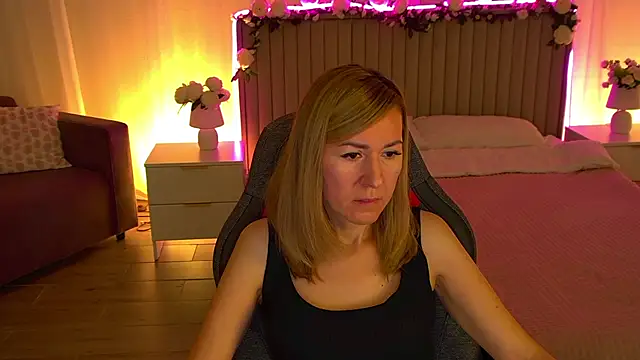 Snapshot of DonnaSmitth chatting on November 2025 11:43:02 AM DonnaSmitth online show from November 2025 11:43:02 AM