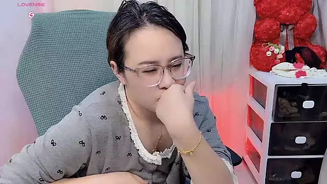 Snapshot of NEWONETO chatting on November 2025 11:10:02 PM NEWONETO online show from November 2025 11:10:02 PM