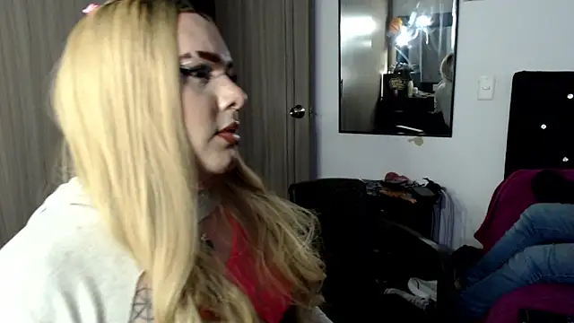 Redvelvett22 online show from November 2025 04:45:01 AM