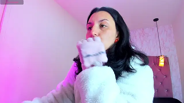 Snapshot of Iris__77 chatting on November 2025 11:38:02 AM Iris 77 online show from November 2025 11:38:02 AM