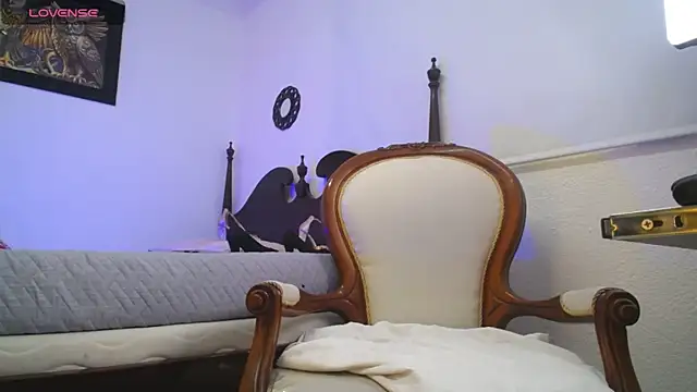 chloe  Jones  online show from November 2025 01:01:01 PM