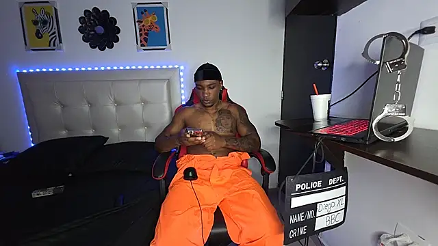 Snapshot of DiegoXL111 chatting on October 2025 04:32:01 AM DiegoXL111 online show from October 2025 04:32:01 AM