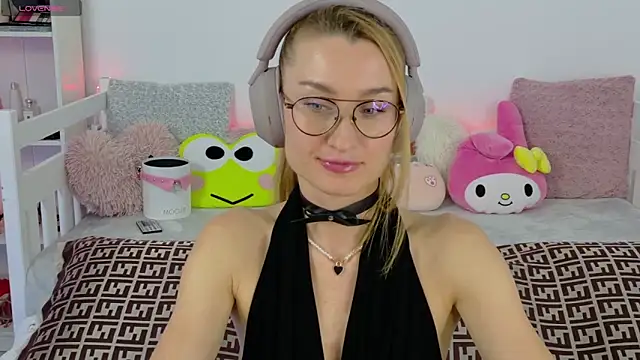 MysticRoxanne online show from November 2025 06:34:02 PM