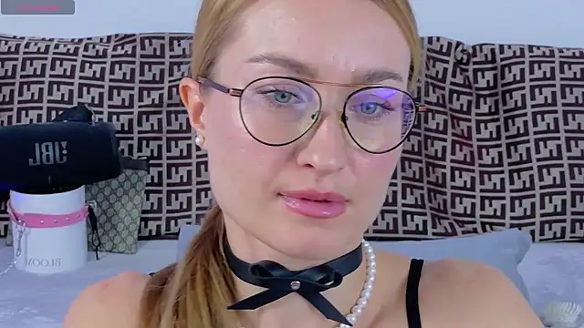 MysticRoxanne online show from November 2025 03:01:01 PM