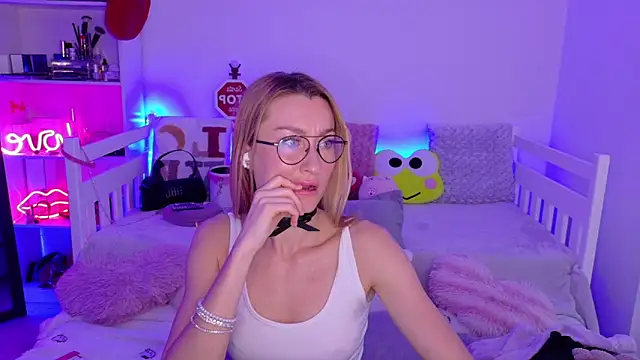 MysticRoxanne online show from December 2025 07:27:02 AM