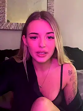 Snapshot of EllieEllxx chatting on October 2025 10:03:01 AM EllieEllxx online show from October 2025 10:03:01 AM