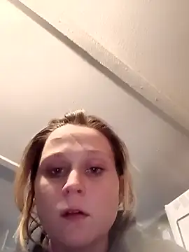 Queen2454 online show from February 2026 06:15:01 PM