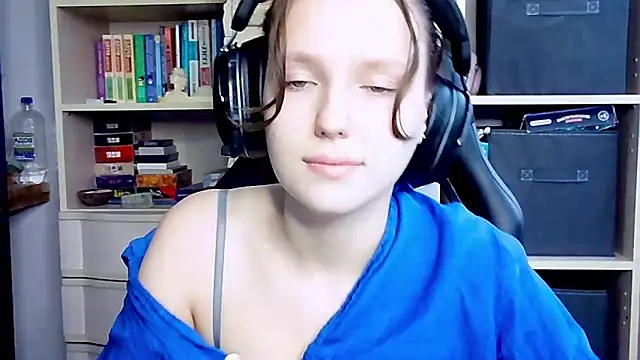 Snapshot of Diana-back chatting on October 2025 06:33:01 AM Diana-back online show from October 2025 06:33:01 AM