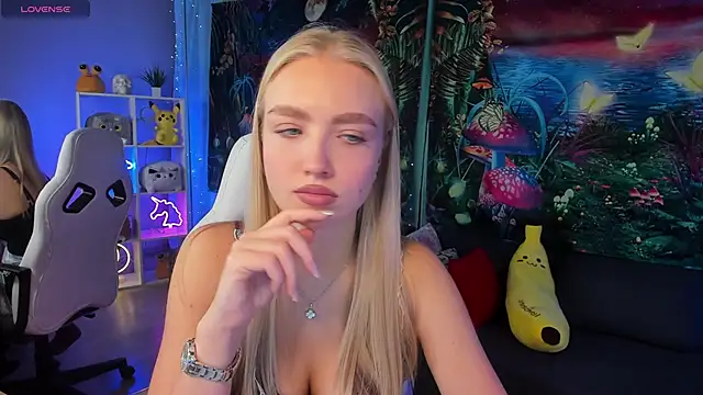 Snapshot of TessaGrays chatting on October 2025 10:52:02 AM TessaGrays online show from October 2025 10:52:02 AM