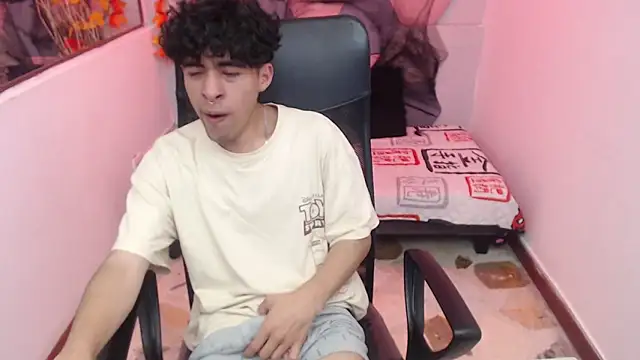 Snapshot of Liil_boy chatting on October 2025 03:53:01 AM Liil boy online show from October 2025 03:53:01 AM