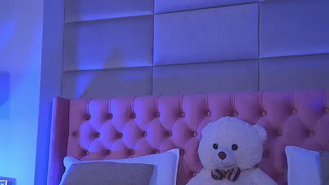 Snapshot of AmyraMoon chatting on October 2025 04:12:01 AM AmyraMoon online show from October 2025 04:12:01 AM