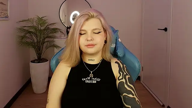 Shad0wPurr online show from October 2025 02:21:01 AM