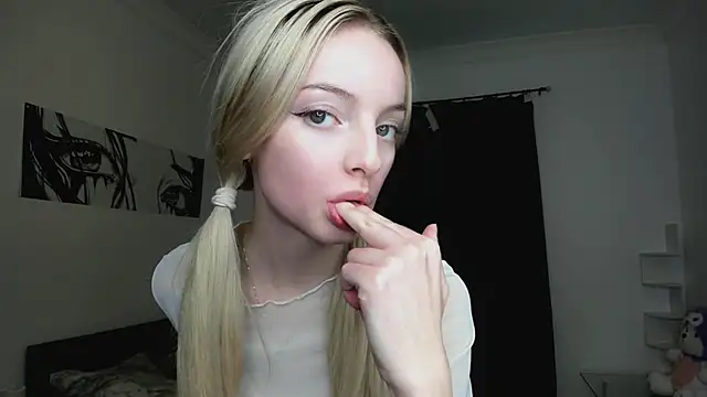 Snapshot of PocketDollX chatting on October 2025 01:43:02 PM PocketDollX online show from October 2025 01:43:02 PM