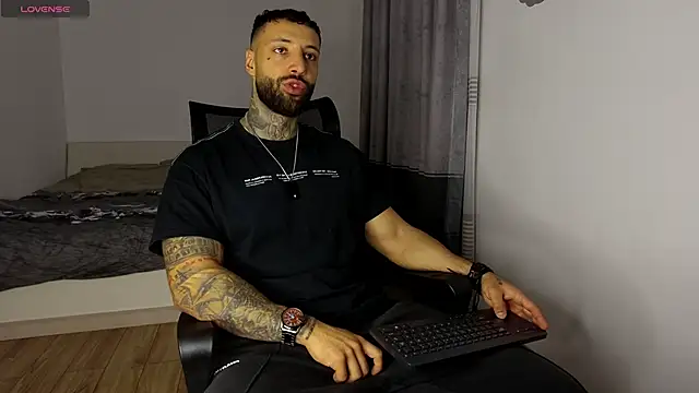 Snapshot of MasculineGuy99 chatting on October 2025 04:38:01 AM MasculineGuy99 online show from October 2025 04:38:01 AM