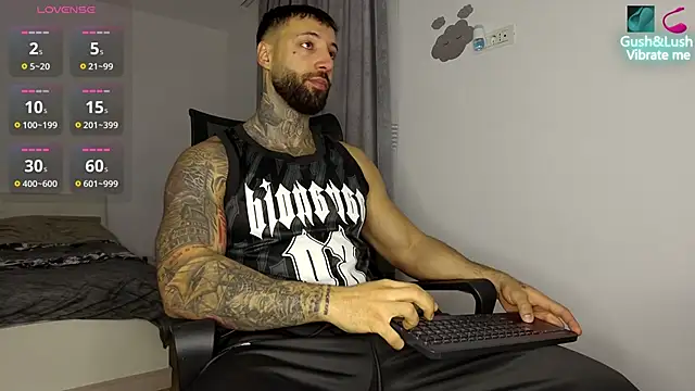 Snapshot of MasculineGuy99 chatting on November 2025 05:13:02 AM MasculineGuy99 online show from November 2025 05:13:02 AM