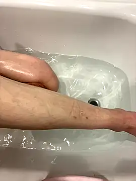 Snapshot of pleasedontpressaredburton chatting on November 2025 10:59:01 AM pleasedontpressaredburton online show from November 2025 10:59:01 AM