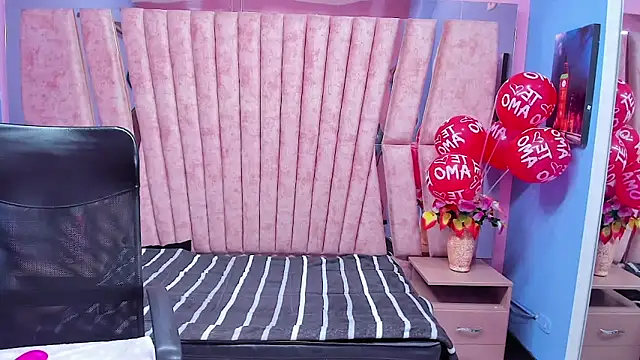 sarah sweett  online show from December 2025 03:08:02 PM