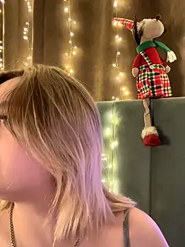 Snapshot of KellyMoors chatting on December 2025 01:34:02 AM KellyMoors online show from December 2025 01:34:02 AM