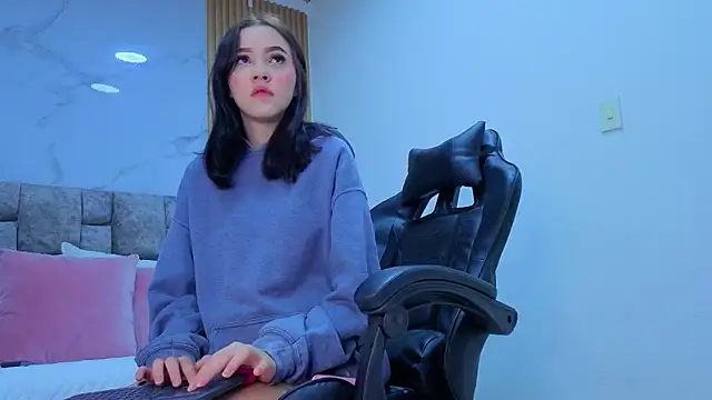 Snapshot of angel__kiss chatting on November 2025 11:31:02 AM angel kiss online show from November 2025 11:31:02 AM