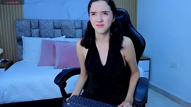 Snapshot of angel__kiss chatting on December 2025 11:30:02 AM angel kiss online show from December 2025 11:30:02 AM