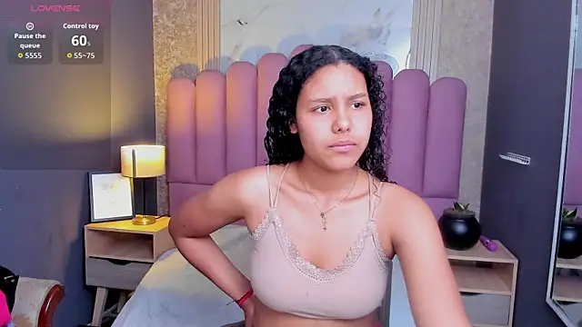 AriaVega online show from December 2025 12:45:01 PM