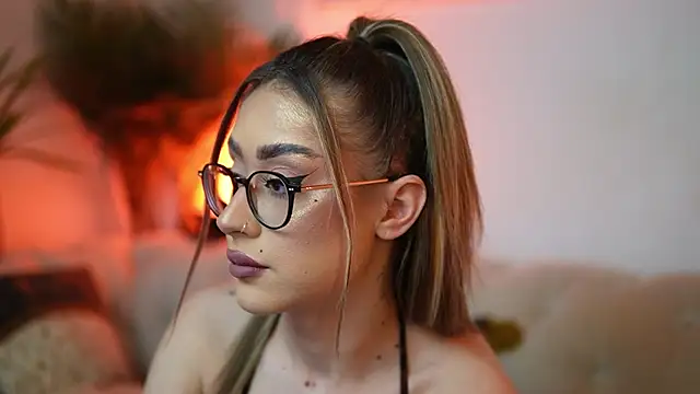 Snapshot of AileenKiss chatting on April 2026 08:40:02 PM AileenKiss online show from April 2026 08:40:02 PM