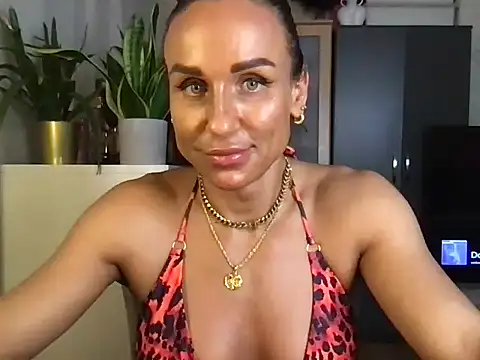 Snapshot of GluteQueenE chatting on November 2025 07:35:01 PM GluteQueenE online show from November 2025 07:35:01 PM