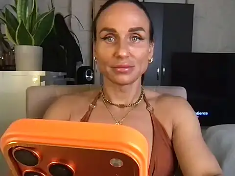 Snapshot of GluteQueenE chatting on November 2025 03:14:02 PM GluteQueenE online show from November 2025 03:14:02 PM