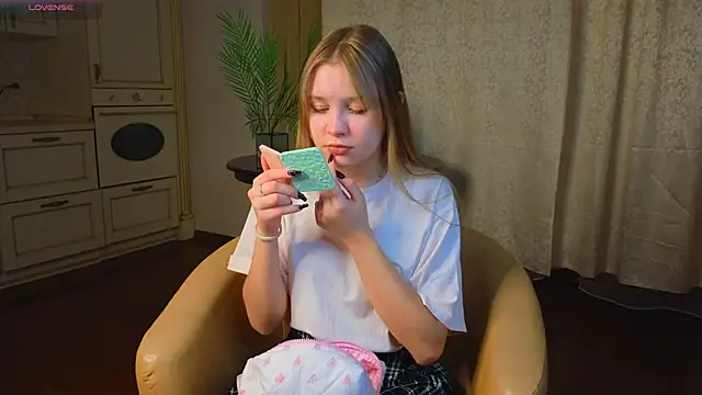 Snapshot of MarindaRuud chatting on December 2025 11:47:01 AM MarindaRuud online show from December 2025 11:47:01 AM