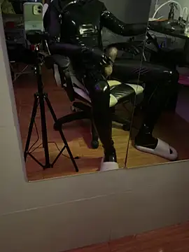 Snapshot of Wuza-H chatting on December 2025 08:37:02 PM Wuza-H online show from December 2025 08:37:02 PM