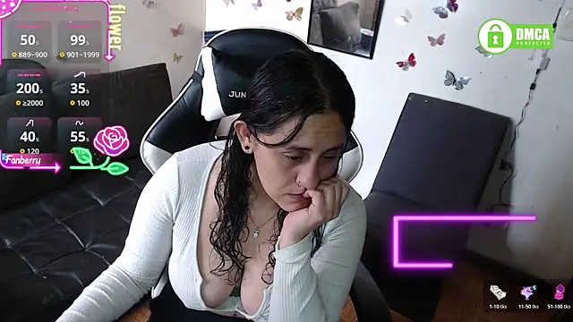 Snapshot of MelRaiise chatting on October 2025 11:47:02 AM MelRaiise online show from October 2025 11:47:02 AM