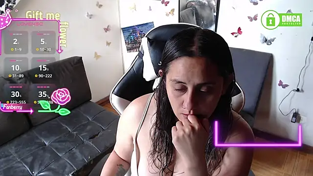 Snapshot of MelRaiise chatting on December 2025 05:09:01 PM MelRaiise online show from December 2025 05:09:01 PM