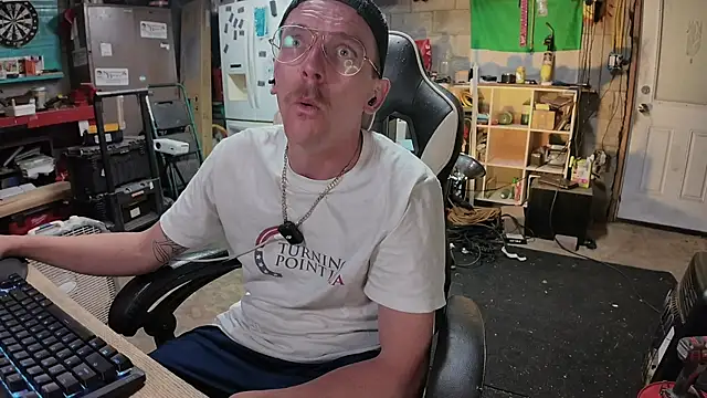 AverageMaleJay online show from May 2026 12:40:01 AM