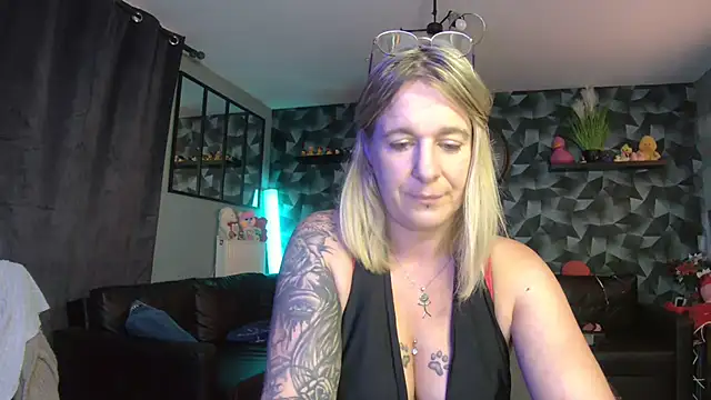 Delichieuse5 online show from September 2025 07:48:01 PM