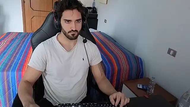 Al3xox02 online show from April 2026 11:52:01 AM