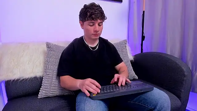 Leoo Miller online show from December 2025 03:58:02 AM