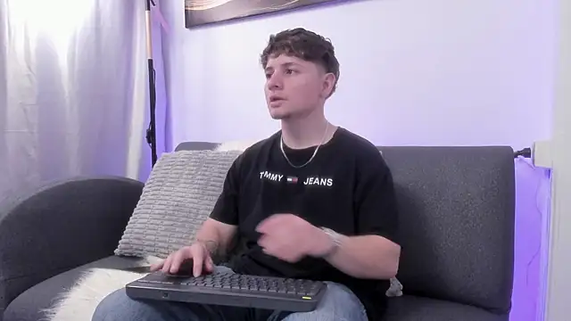 Leoo Miller online show from December 2025 04:30:01 AM