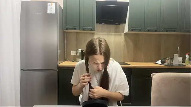 Snapshot of SunnySprinkle chatting on October 2025 11:42:02 AM SunnySprinkle online show from October 2025 11:42:02 AM