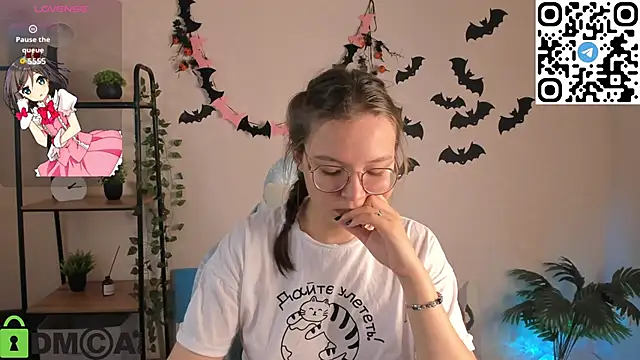 Nuura Moore online show from November 2025 01:17:02 AM