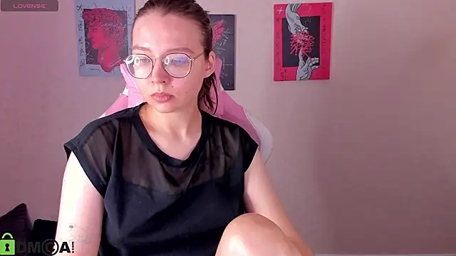 Nuura Moore online show from November 2025 01:04:02 AM