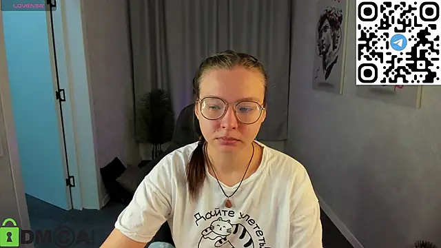 Nuura Moore online show from November 2025 01:16:01 AM