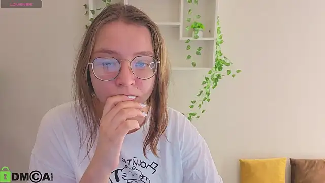 Nuura Moore online show from December 2025 01:04:02 AM