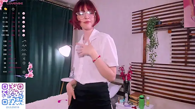 Snapshot of _LucyStars_ chatting on November 2025 02:05:02 PM LucyStars online show from November 2025 02:05:02 PM