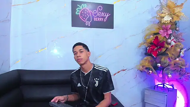 Snapshot of Little_nicoll chatting on December 2025 10:36:01 PM Little nicoll online show from December 2025 10:36:01 PM